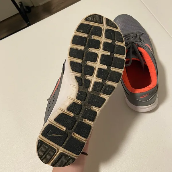 Women's Nike gray & coral sneakers‎ — size 9.5 - Image 6