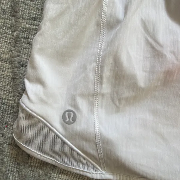 Lululemon White Shorts 2.5" High-Rise Hotty Hot - Image 2