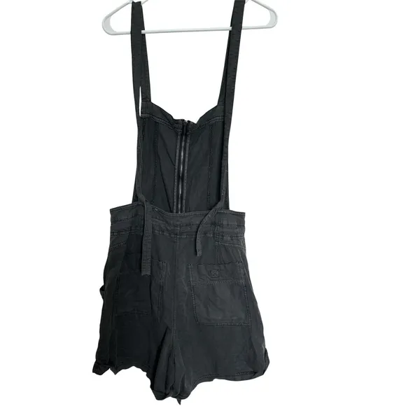 Free People Overall Shorts In dark grey featuring a zipper closure Size Medium - Image 9