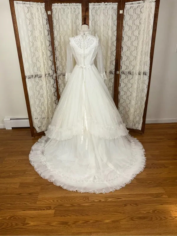 Stunning Vintage 1970s Bridal Originals Victorian High Neck Wedding Gown - Image 4