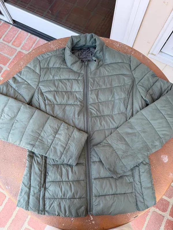 Olive green ultra light puffer jacket with zipper pockets sz M women #puffer #winterwear #outdoors - Image 5