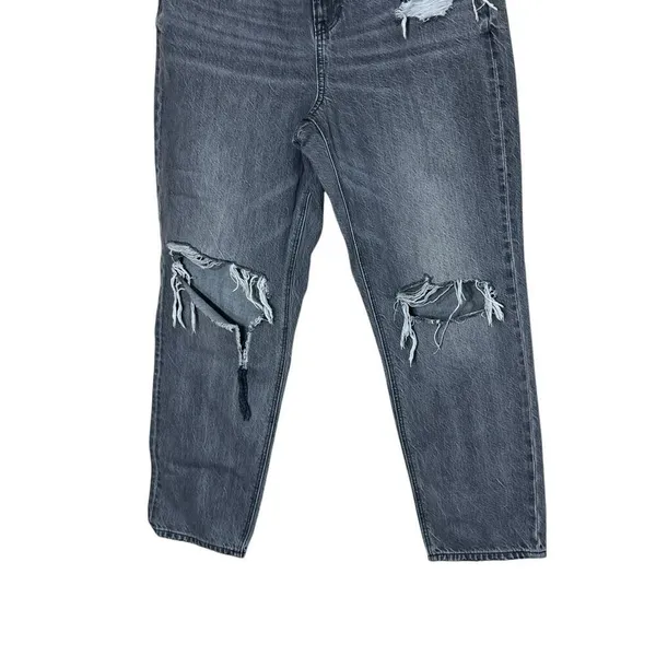 American Eagle Gray Distressed Mom Jeans Size‎ 10 short - Image 3