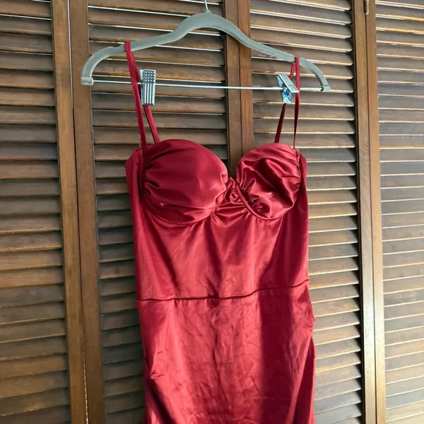 Elegant Red Satin Evening Dress - Image 3