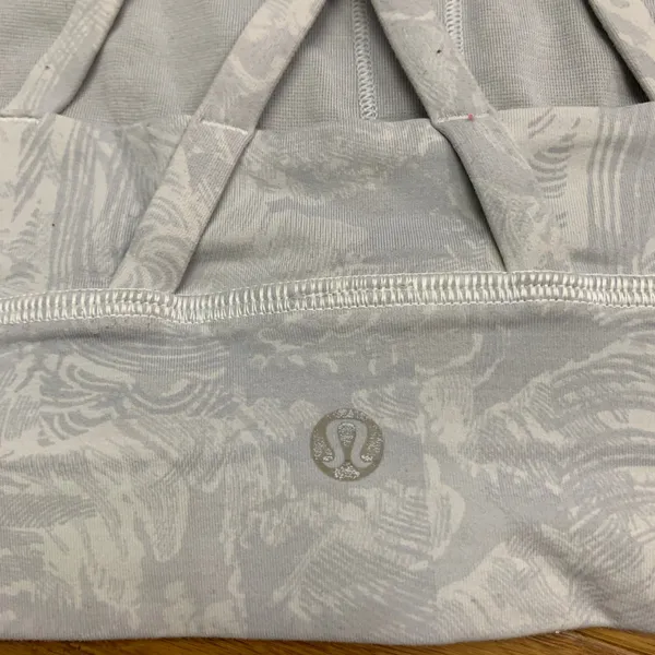Lululemon Energy Long Line Yoga Bra Womens‎ Size 10 Gray Criss Cross Back Design - Image 3