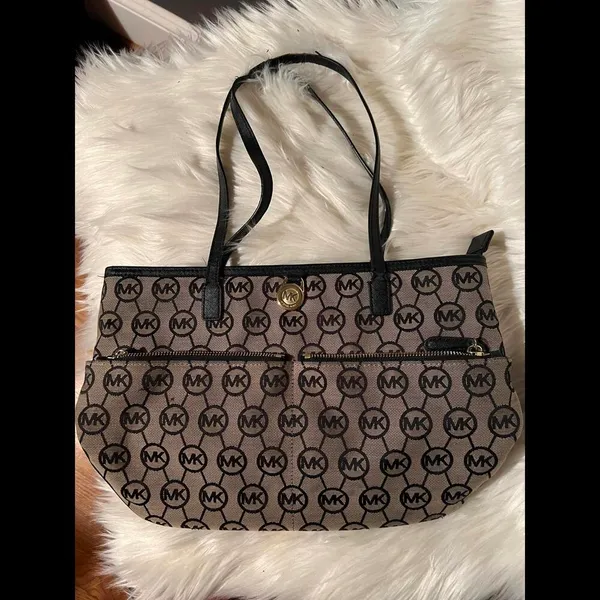 Michael Kors Signature Tote Bag – Stylish & Spacious - Image 2
