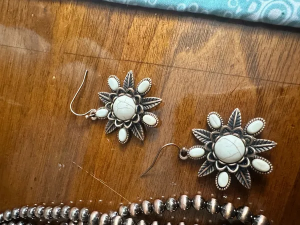 Brown & White Stone Floral BoHo Statement Necklace, Bracelet, Ring & Earring Set - Image 8