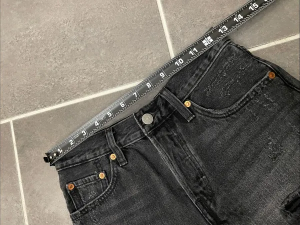 Levi’s 501® ORIGINAL FIT HIGH RISE JEAN SHORTS size 24 - Image 4