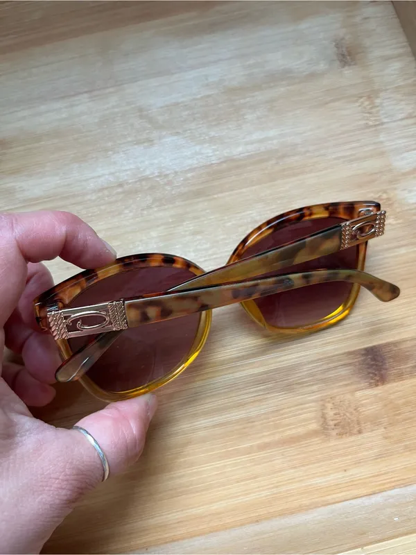 •Woman’s Oscar de la Renta tortoiseshell sunglasses• - Image 2