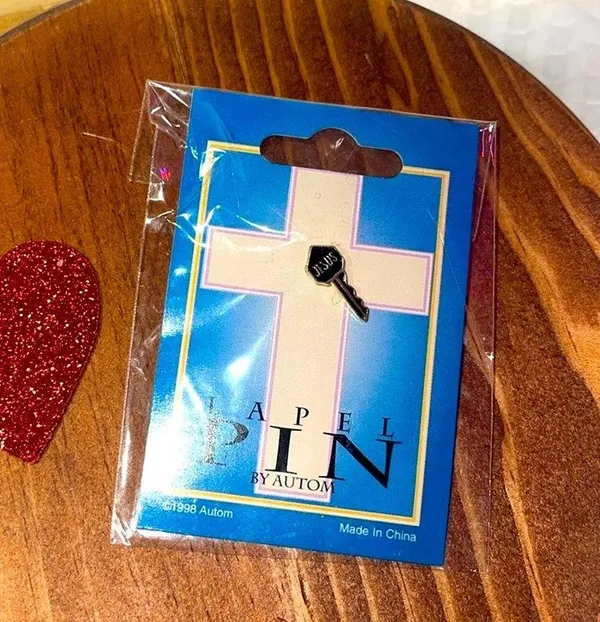 Vintage 1998 AUTOM LAPEL PIN Gift NEW!! KEY Hat pin HOUSE RARE - Image 2