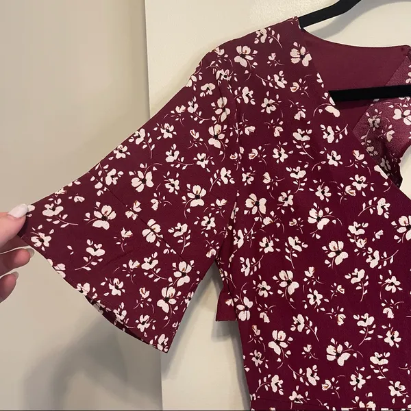 Charlotte Russe Maroon and White Floral Fit and Flare Ruffle Dress Size Medium - Image 4
