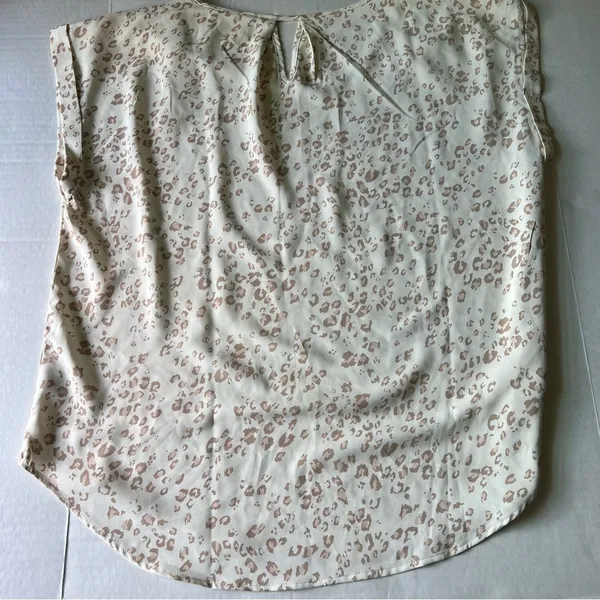 Olive and Oak leopard print top Large ivory cream pink round neck - Image 3