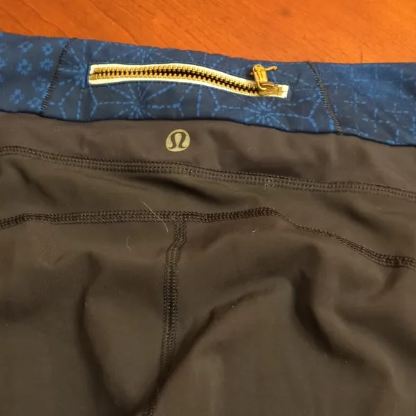 selling lululemon leggings, black and blue detail on the side, Size 6 - Image 7