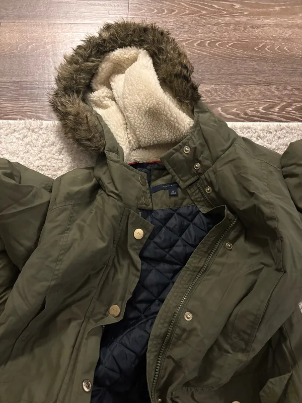 Tommy Hilfiger Women's Sherpa Lined Hood Parka Jacket in army green. Size Small - Image 3