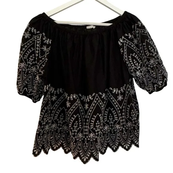 Gap black and white eyelet embroidered blouse size M - Image 2