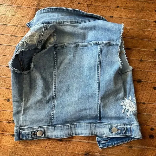 Ana distressed rose lace appliqué XS denim classic vest - Image 4