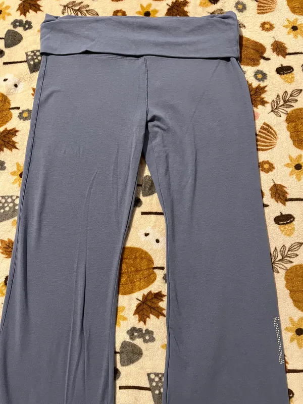 PINK Victoria's Secret flare leggings - Image 4