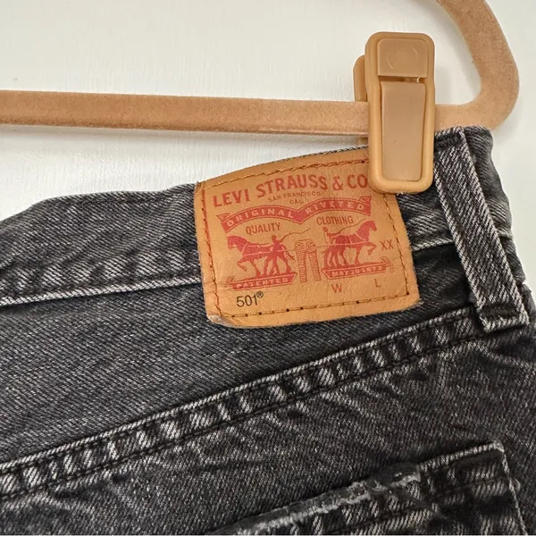 Levi’s Exposed Button Fly Distressed Denim Jean Shorts Rinsed Black Womens 31 - Image 3