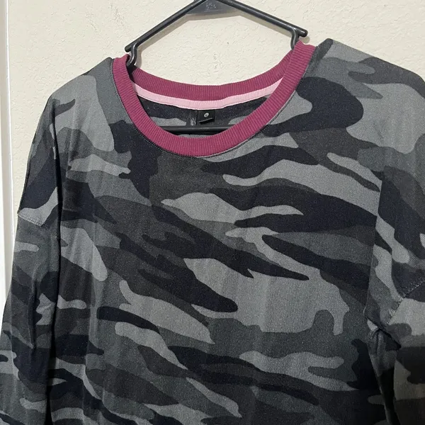 Kensie Women Camo Long Sleeve Top Grey Black Burgundy Trim Size L - Image 2