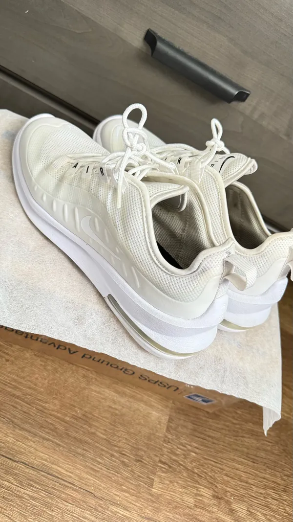 Women's Size 9 Nike Air Max Axis White Running Cross Training Exerc - Image 4