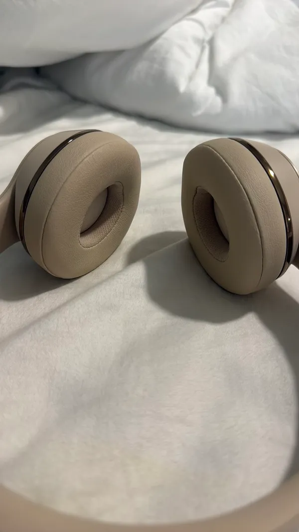 Beats by Dre Solo Wireless 3 gold and cream headphones - Image 4