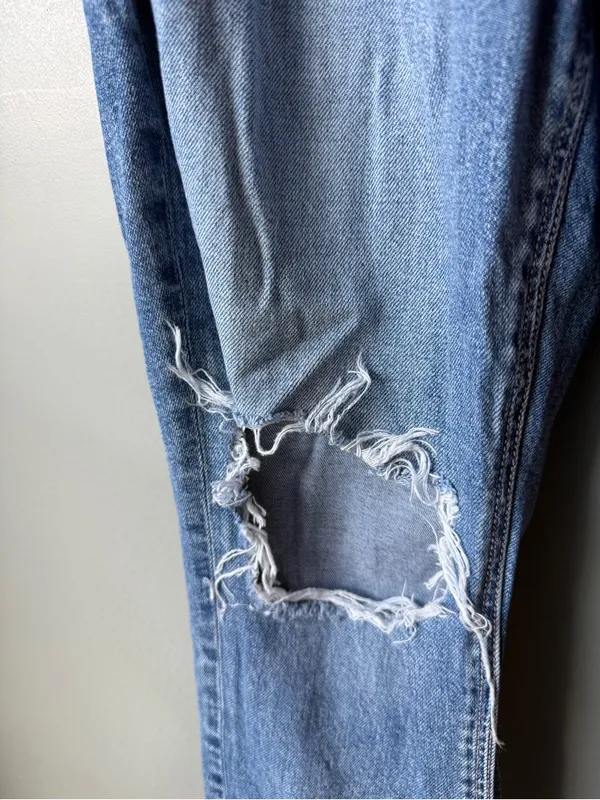 American Eagle Distressed Mom Jeans Women’s 8 Short Light Wash Ripped - Image 3