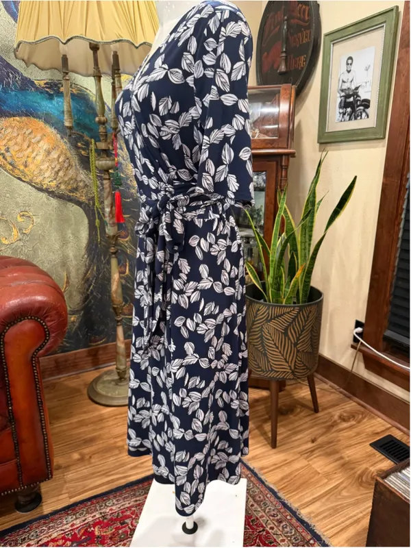 41 Hawthorn Womens 1X Faux Wrap Dress Navy Blue White Leaf Print Short Sleeve Mi - Image 4