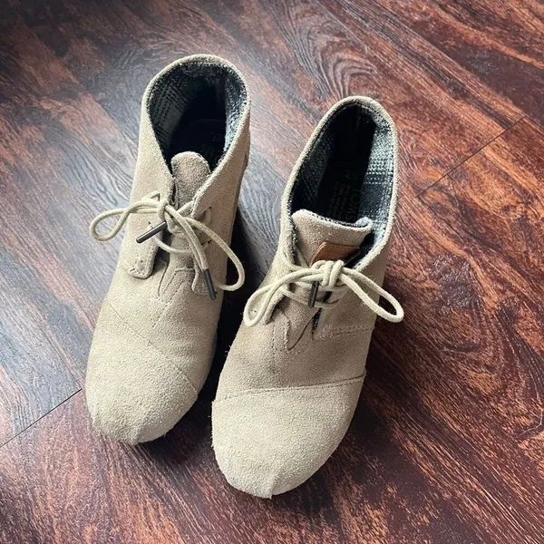 TOMS Desert Wedge Taupe Suede Lace Up Ankle Booties Boots Tan W7 - Image 9