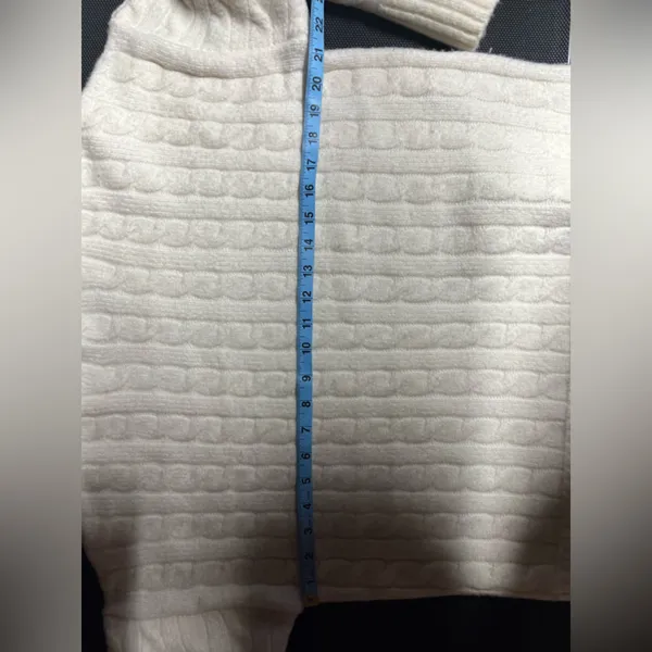Abercrombie & Fitch Cable Easy Funnel Neck Sweater in Cream. Size Medium - Image 9