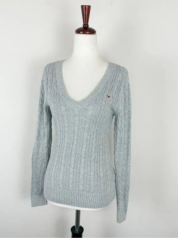 Hollister fitted cable knit V-neck sweater in light gray - Image 2