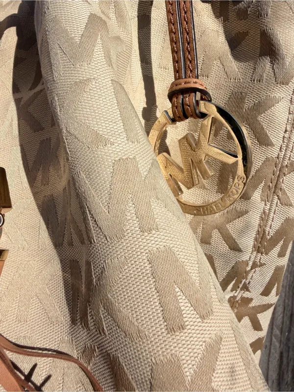 Michael Kors jet set gathered Beige Tan MK Logo Drawstring tote Shoulder Bag - Image 4