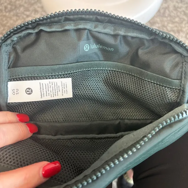 Lululemon Everywhere Belt Bag 1L NWT Sold Out Color RNFG (Rainforest Green) - Image 5