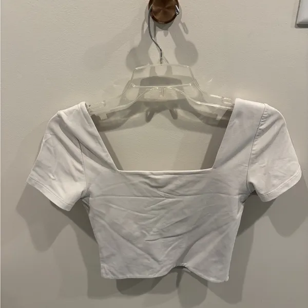 Aritzia Babaton Contour Cream Crop Top Size Medium - Image 2