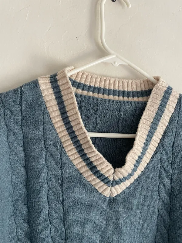 Knitted v neck sweater Blue - Image 2