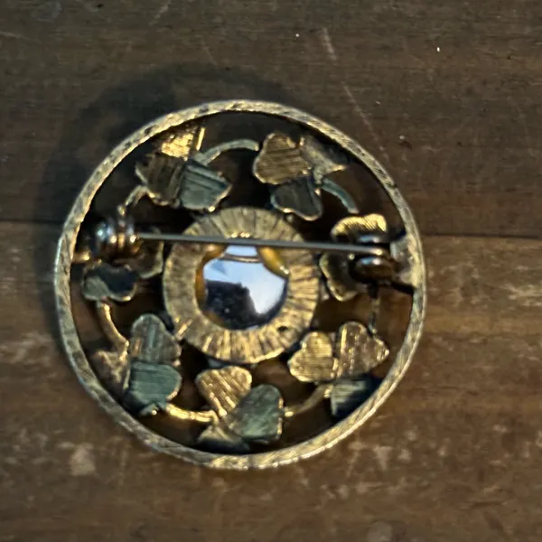 Vintage gold tone shamrocks and green cabochon stone brooch - Image 4
