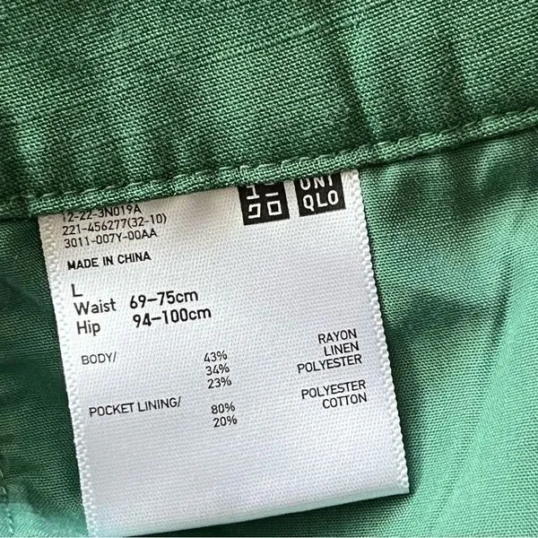 UNIQLO Women's Green Skirt Skort - Image 3
