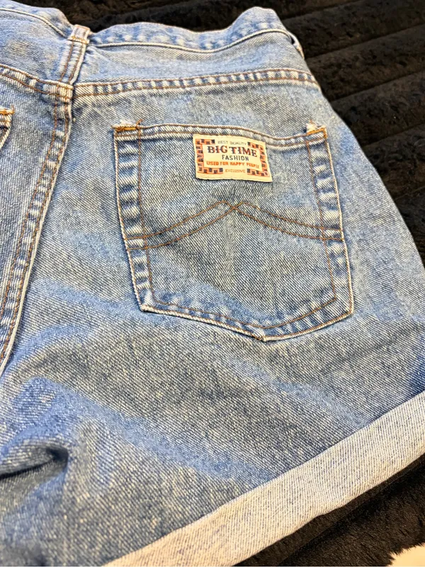 Vintage Big Time Fashion Classic Light Wash Denim Shorts - Image 2