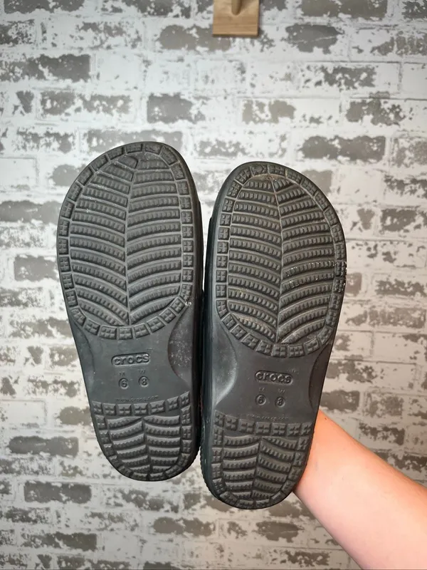 Crocs | unisex black slip on sandals m6 w8 - Image 5