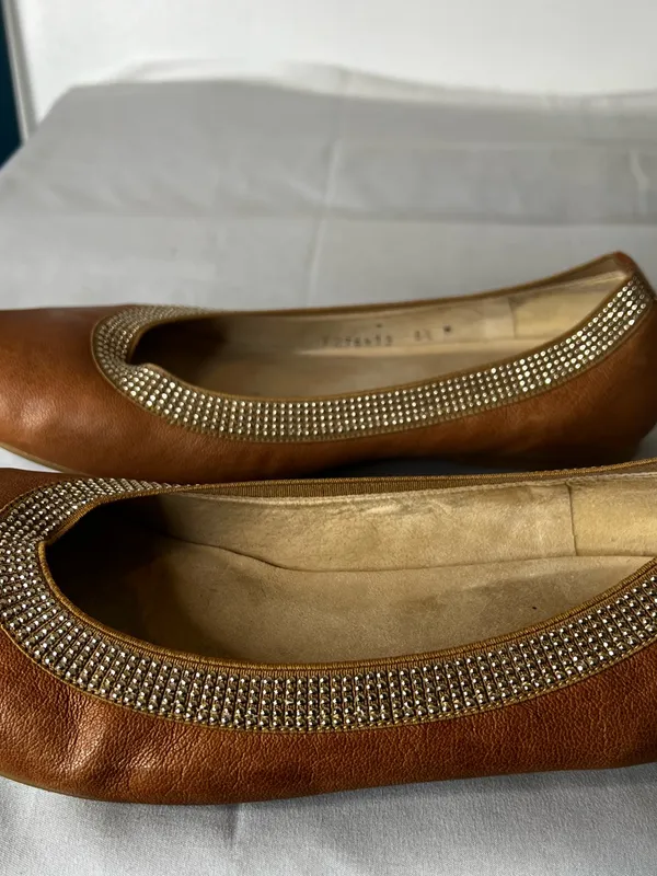 Stuart Weitzman Tan Brown Leather Ballet Flats with Crystal Trim Size 8.5 - Image 2