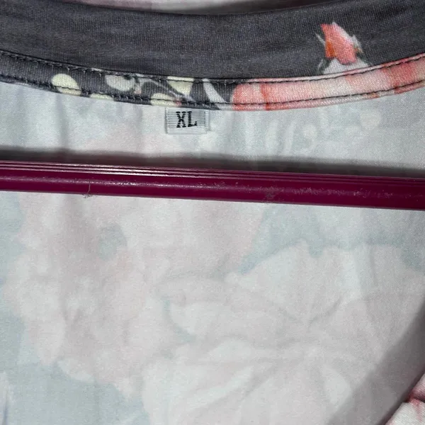 Floral V-Neck T-Shirt in Gray with Pink Rose Pattern XL - Image 4
