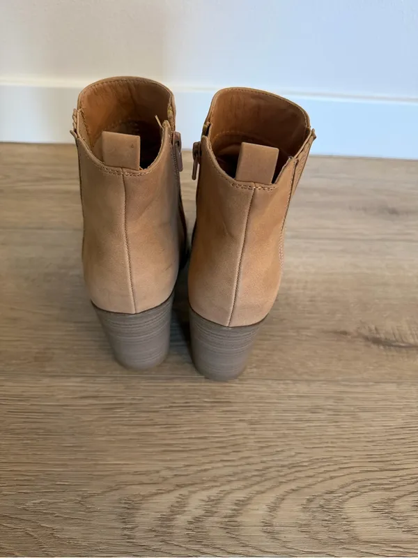 Women’s Tan Pointed Toe Ankle Boots Size 8 - Image 4