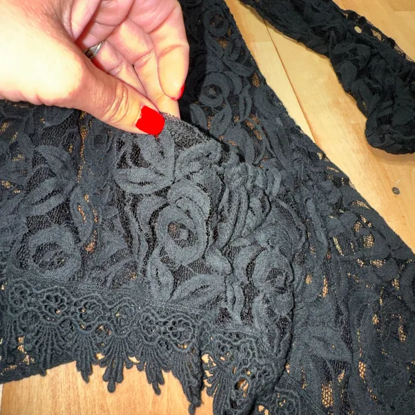 Tempo Paris Black Floral Lace Sharkbite Hem Long‎ Sleeve Top NWT Size L - Image 3