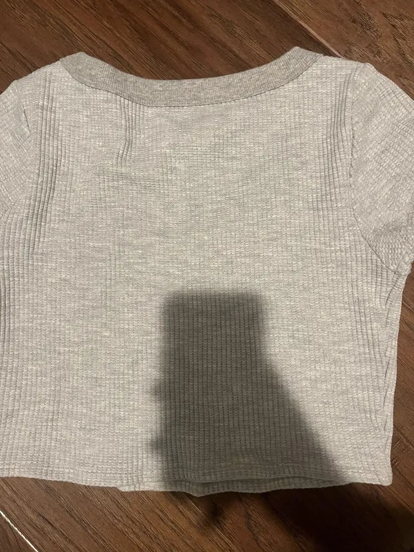 PacSun Grey V-Neck Crop Top - Image 3