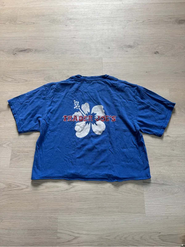 Trader Joe’s blue hibiscus employee graphic T-shirt cropped Y2K size medium - Image 4
