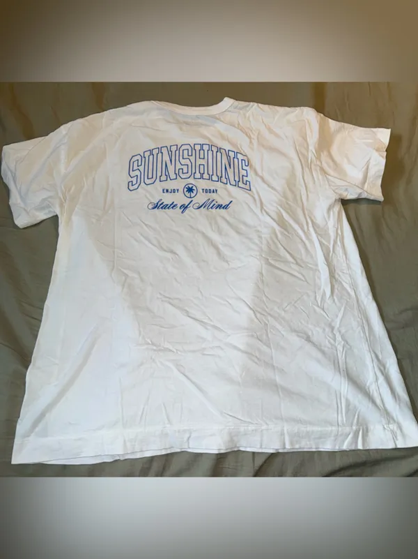 Old Navy White T-Shirt with Light Blue Graphic - Image 3
