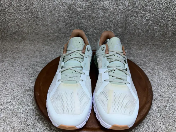 On Cloud women size 8 men’s 6.5 - Image 2