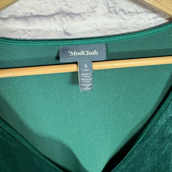 ModCloth Green Crushed Velvet Vneck Short sleeve Swing Dress‎ Womens size small - Image 3