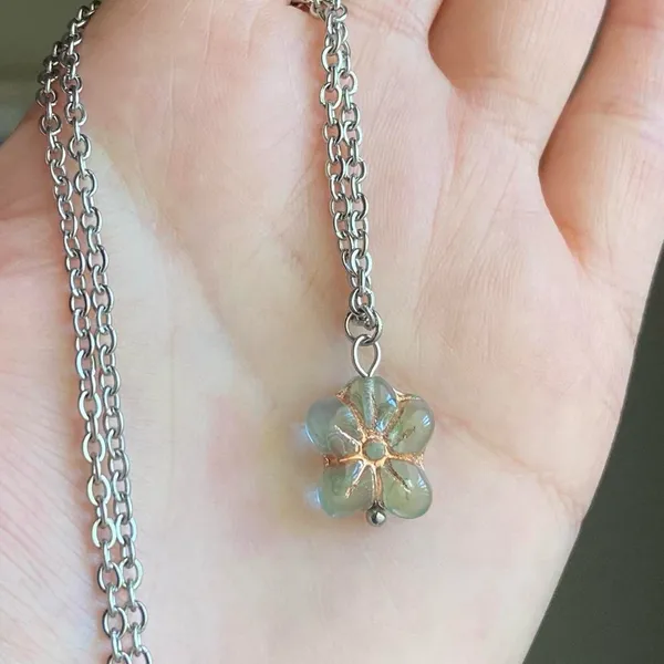 Handmade retro vintage chic whimsical style quality Czech glass flower bead simple necklace🩵 - Image 4