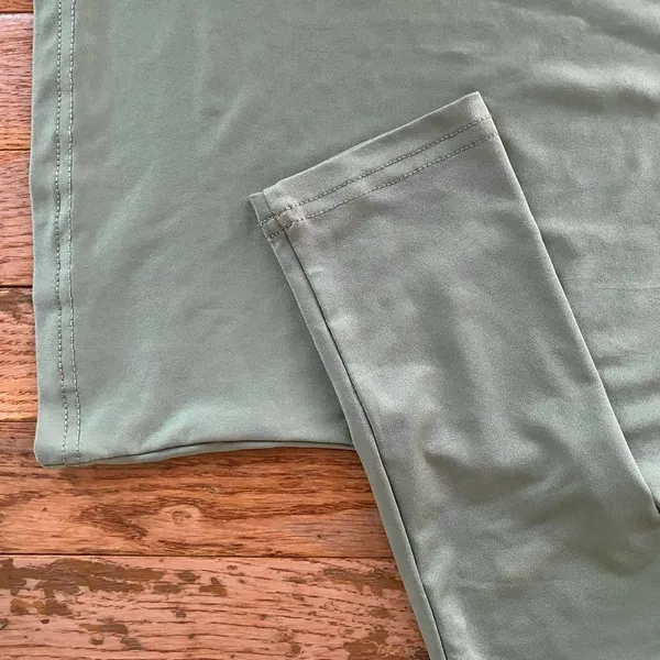 sage green workout mock neck top Size XL - Image 3