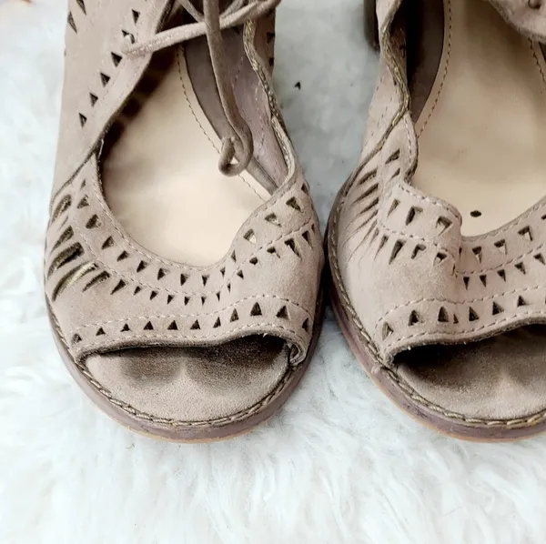 Vince Camuto leather suede eyelet lace up peep toe heels ankle bootie boots sz 7 - Image 3