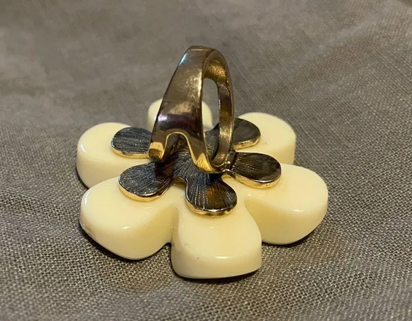 Daisy Cocktail Ring White - Image 3